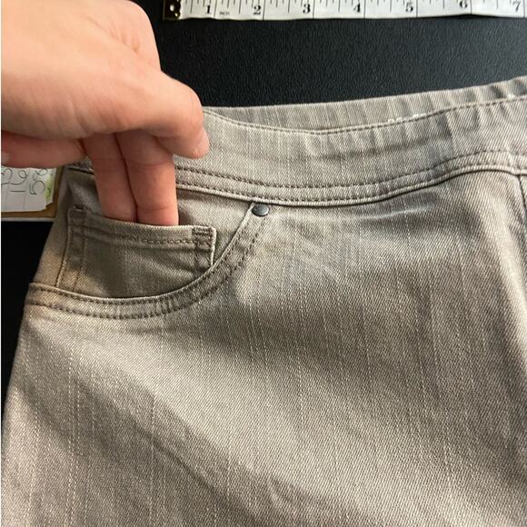 Chicos 0.5 Perfect Stretch Pull On Girlfriend Slim Leg Ankle Gray Women Size S 6 - Picture 5 of 13
